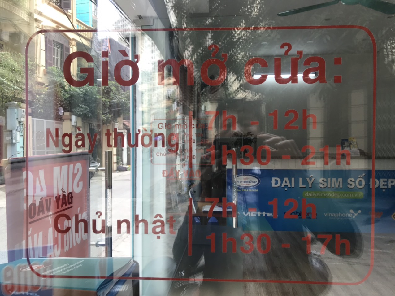 Một điểm bán SIM-thẻ trên phố Kim Mã. (Ảnh: Minh Sơn/Vietnam+)