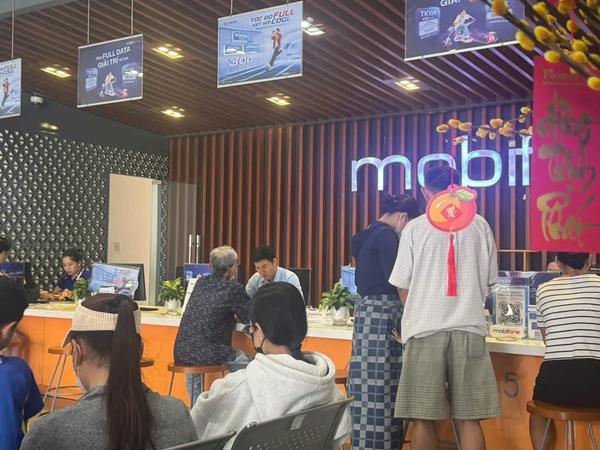 Khách đến xác thực thông tin sau ngày 15.6 vẫn còn khá đông