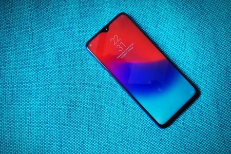 Điện thoại có màn hình kiểu giọt nước, màn hình mặt trước có kích cỡ lên tới 6,3 inch