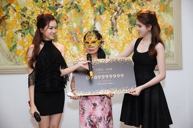 Ngọc Trinh bán lại SIM siêu VIP 0989.999.999 cho một người giấu danh tính hồi năm ngoái. 