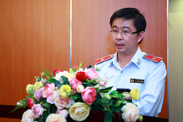Ông Bùi Hoàng Phương, Chánh Thanh tra Bộ TT&TT công bố quyết định xử phạt 7 nhà mạng.