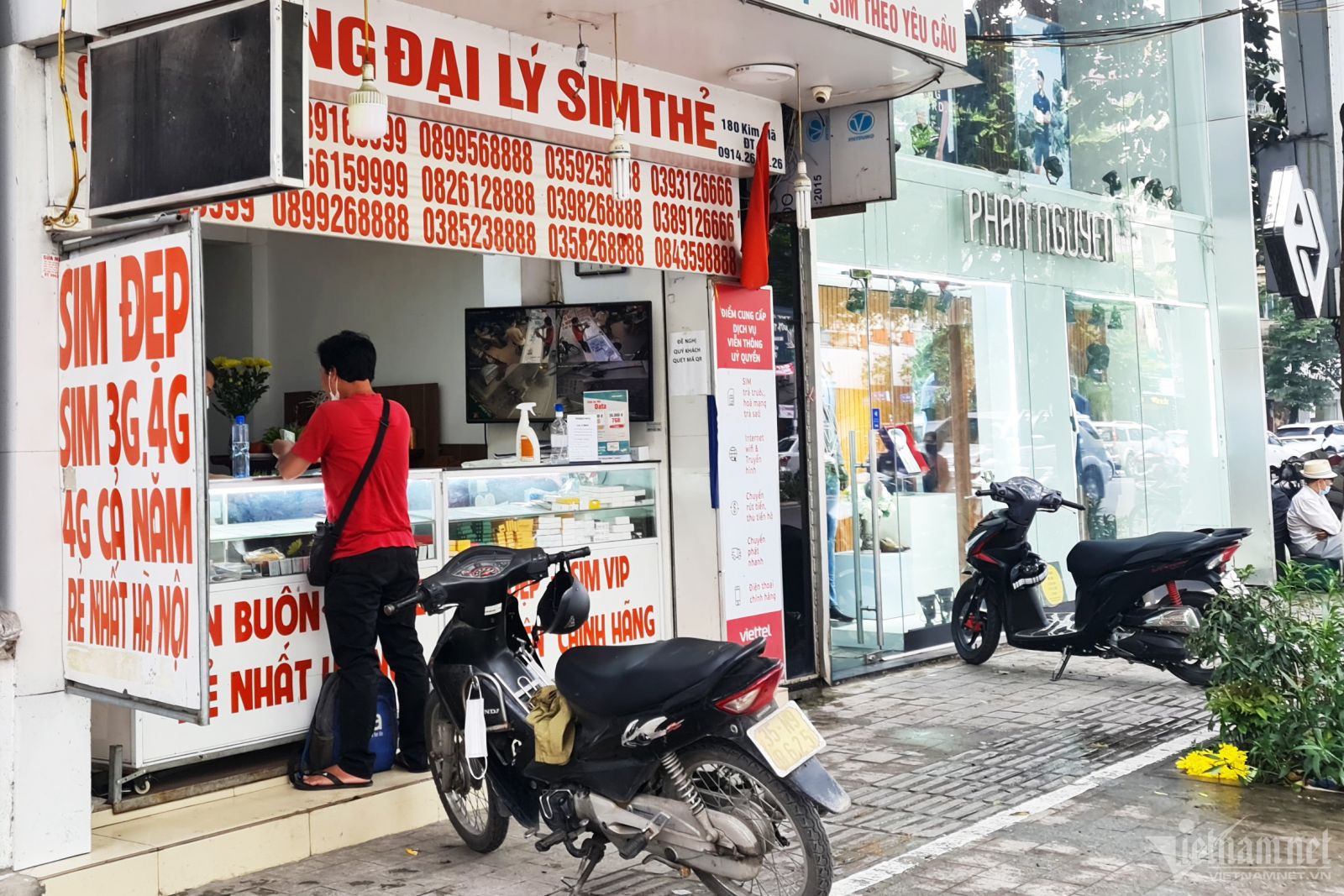 Một đại lý bán SIM trên phố Kim Mã, Hà Nội. Từ ngày 10/9, người dùng sẽ không mua được sim ở các đại lý.