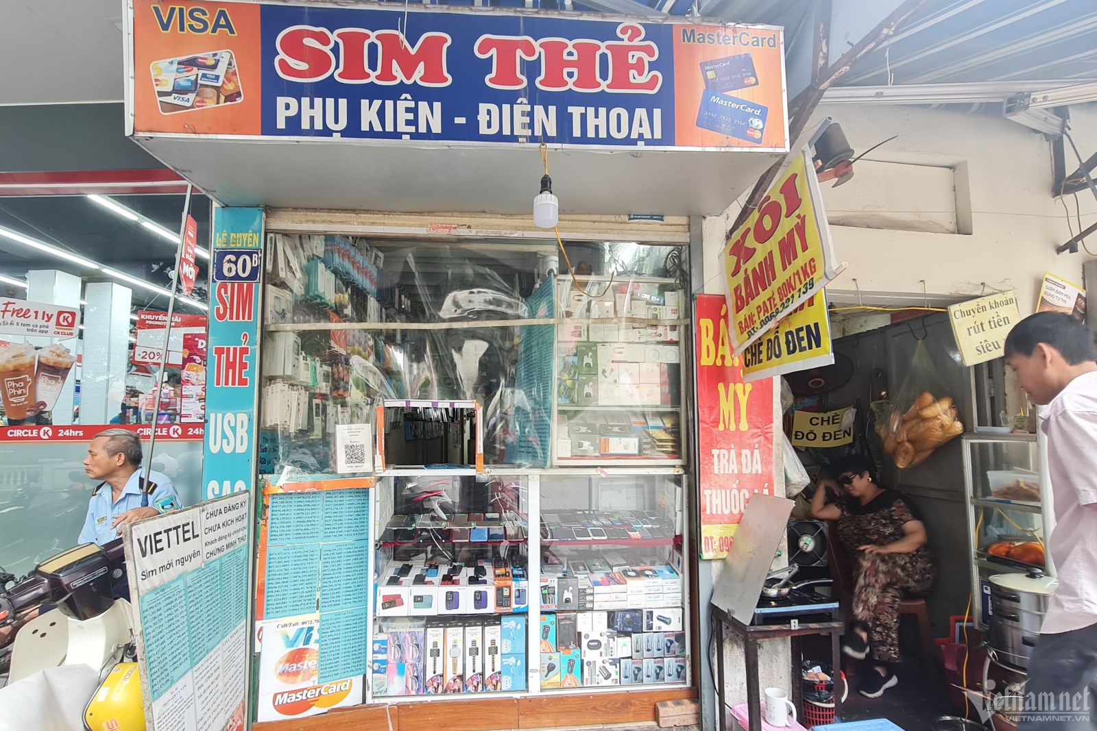 Một đại lý bán SIM rác trên đường Vũ Trọng Phụng (Thanh Xuân, Hà Nội)
