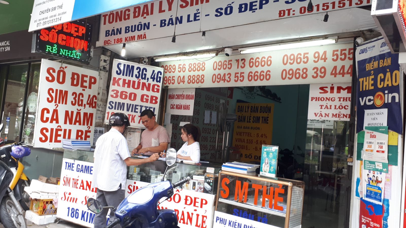 Một điểm bán SIM thẻ trên phố Kim Mã