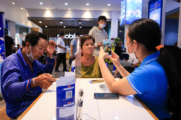 Người dân đi cập nhật thông tin chính chủ tại nhà mạng để tránh bị khóa, thu hồi số điện thoại
