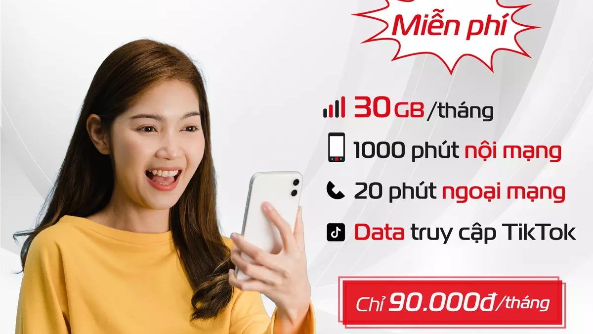 Khách hàng vui vẻ với thông tin ưu đãi gói cước 90k Viettel (30GB/tháng, 1000 phút nội mạng) và miễn phí TikTok
