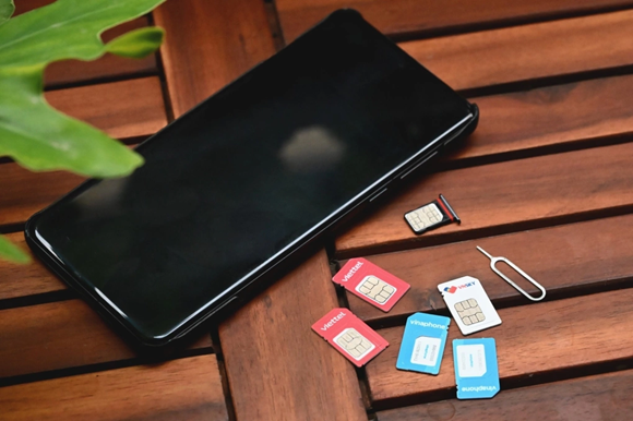 Một thiết bị di dộng bên nhiều thẻ SIM điện thoại.